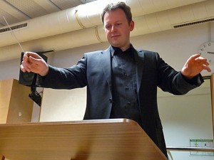 Bernhard Willer dirigiert das Symphonische Blasorchester der Blaskapelle Höhenkirchen-Siegertsbrunn