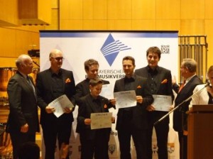 Die Blechgroovies erhalten beim Kammermusikwettbewerb in Würzburg ihre Urkunden.