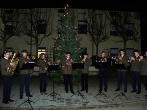 Die Blaskapelle beim Weihnachtsanblasen am Kriegerdenkmal in Höhenkirchen am Heiligen Abend