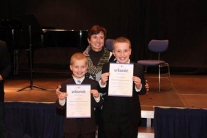 Severin und Justus bei der Preisverleihung mit MON-Vizepräsidentin Friederike Steinberger