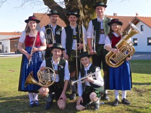 Jugendliche Musikerinnen und Musiker der Blaskapelle Höhenkirchen-Siegertsbrunn