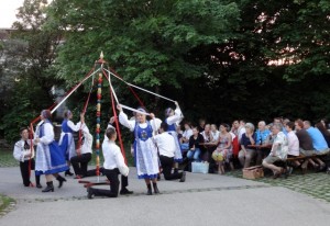 Auftritt der Tanzgruppe beim Gemeinschaftsabend in Höhenkirchen