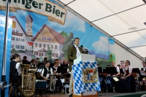 Markus Söder  mit der Blaskapelle Höhenkirchen-Siegertsbrunn im Siegertsbrunner Festzelt