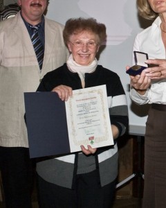 Annelore Haber erhält bei der Mitgliederversammlung 2008 die Ehrenmedaille der Gemeinde Höhenkirchen-Siegertsbrunn