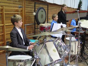 Schlagzeuger unseres Nachwuchsblasorchesters, verstärkt durch die "Großen"