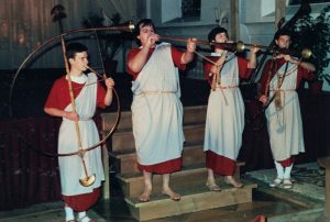 Vier römisch gekleidete Musiker gestalteten mit „cornu“ und „tubae“ die Bühnenmusik.