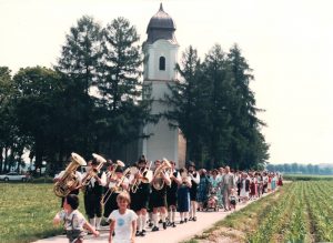 Festzug beim Pfarrfest 1986 von der Leonhardikirche zum Stumbeckstadl