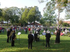 Standkonzert des Saxophon-Ensembles der Blaskapelle vor der Leonhardikirche in Siegertsbrunn