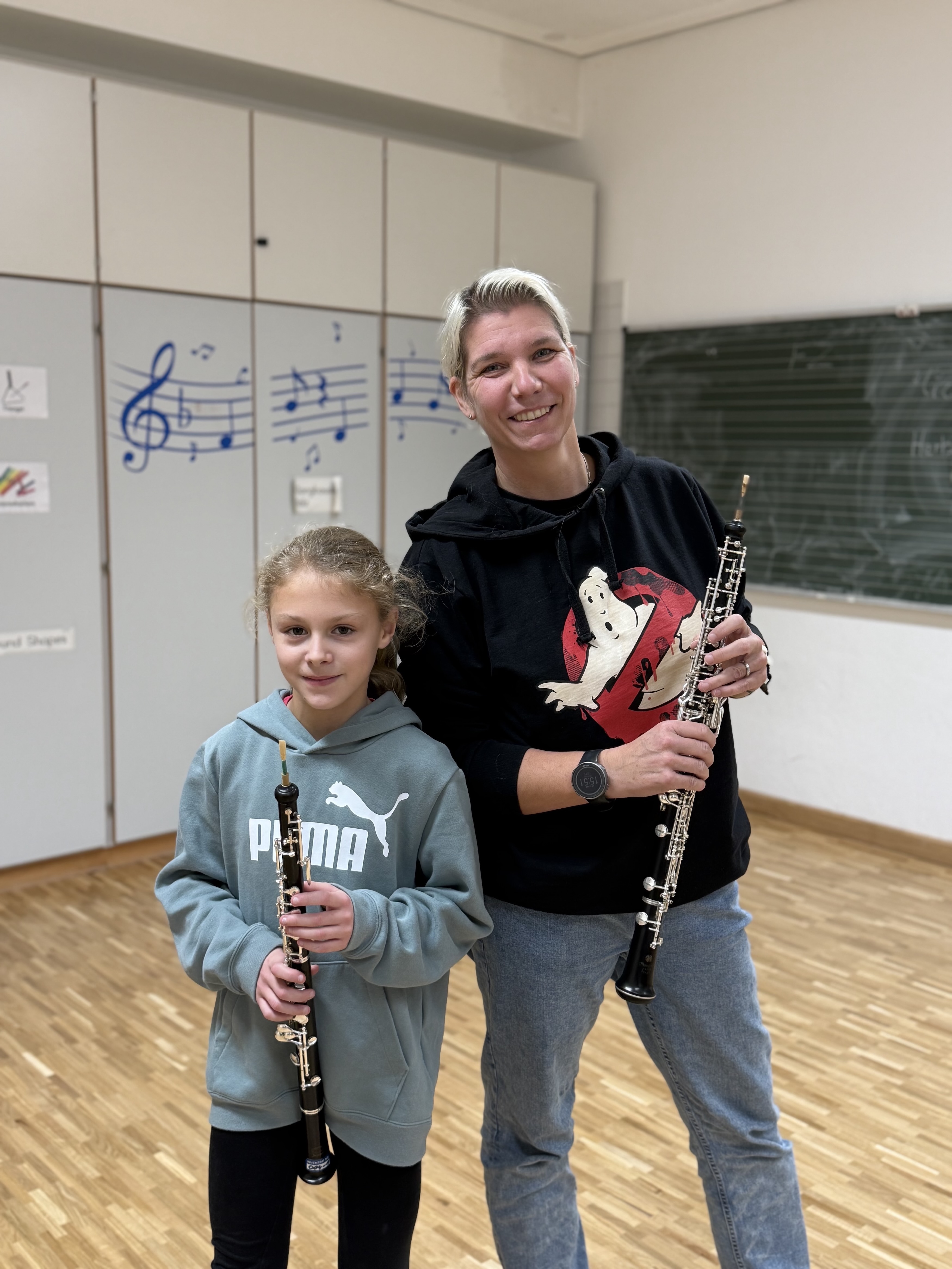 Oboenschülerin Johanna mit ihrer Lehrerin Carola